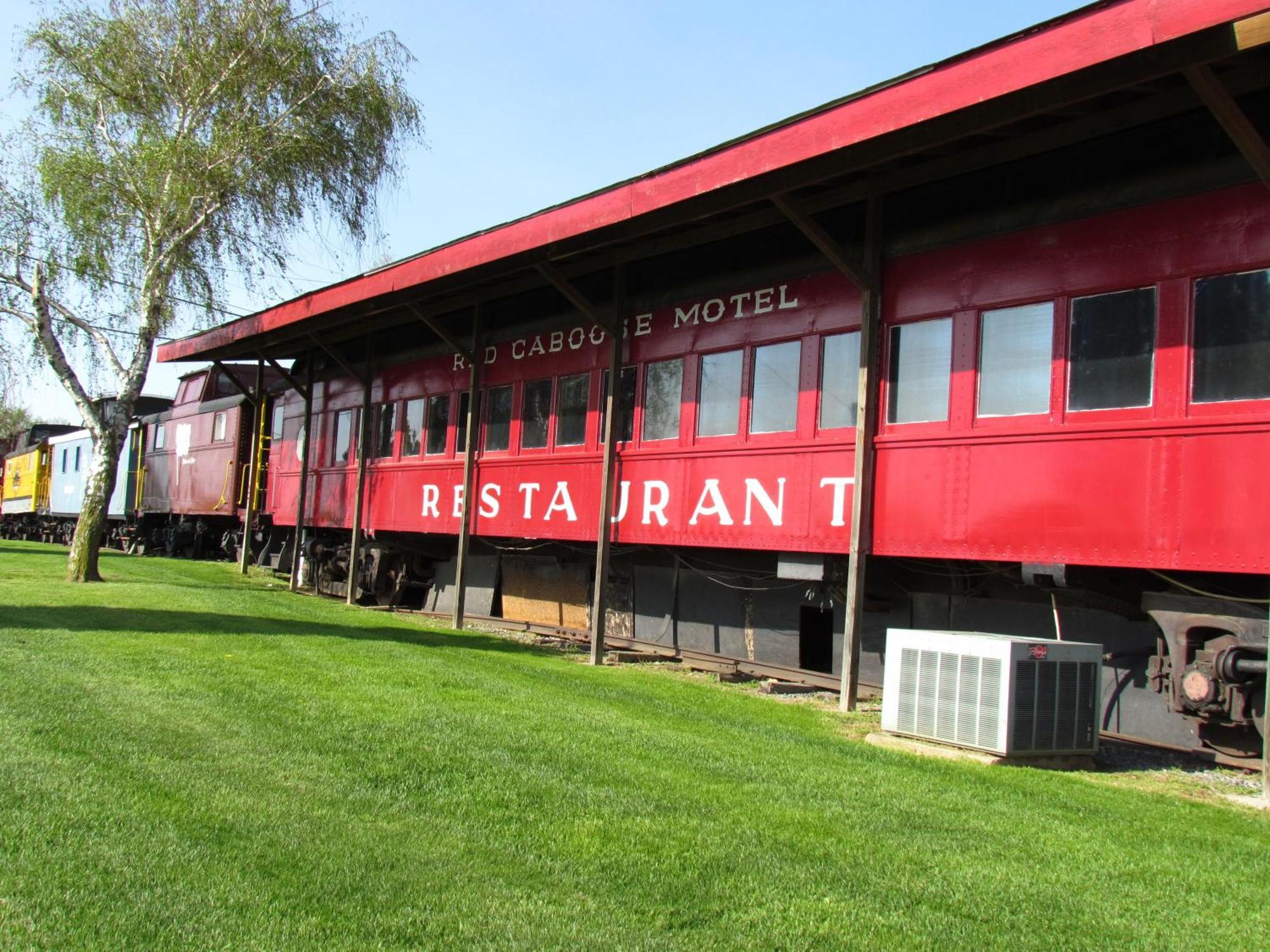 Motel Red Caboose & Restaurant