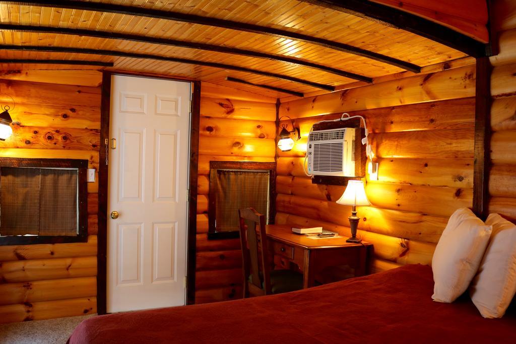 Red Caboose & Restaurant Motel 2*